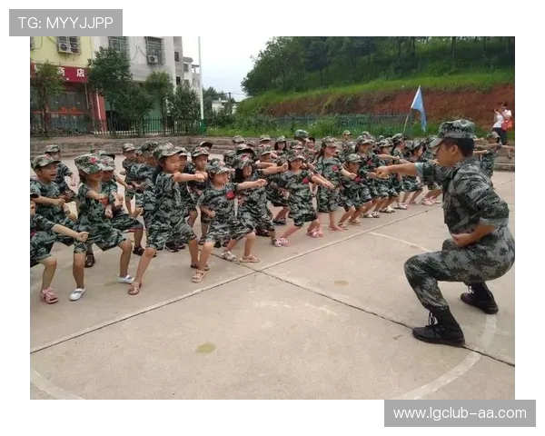 幼儿园军训教官带领孩子们跳舞玩游戏 体验趣味训练和团队协作的欢乐时光 幼儿园军训教官带领孩子们跳舞玩游戏 体验趣味训练和团队协作的欢乐时光